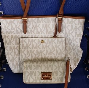 Michael Kors white shoulder bag w/wallet